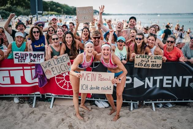 Beachvolleyball Frauen Allianz German Beach Tour Deutsche Beachvolleyball-Meisterschaft 2024 29.08.2024 v.l. Nina Interwies und Larissa Claaßen jubeln nach ihrem Sieg Timmendorfer Strand Ahmann-Hager-Arena Schleswig-Holstein Deutschland