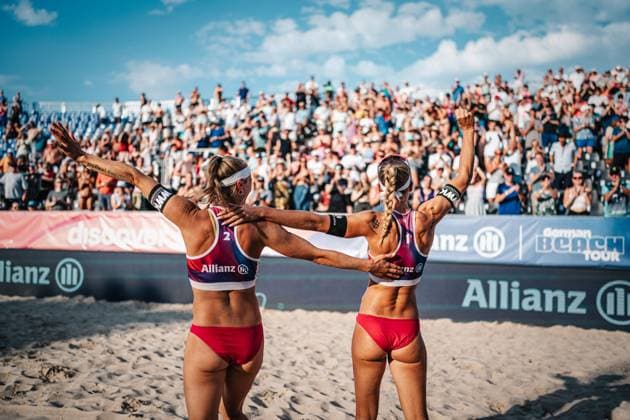 Beachvolleyball Frauen Allianz German Beach Tour Deutsche Beachvolleyball-Meisterschaft 2024 29.08.2024 v.l. Kim van de Velde und Sandra Ittlinger nach dem Sieg feiernd Timmendorfer Strand Ahmann-Hager-Arena Schleswig-Holstein Deutschland