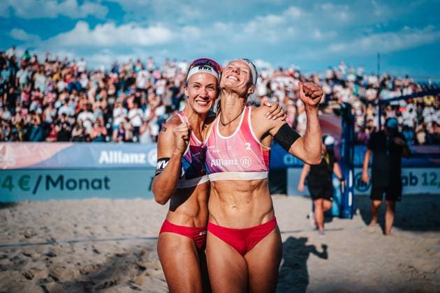 Beachvolleyball Frauen Allianz German Beach Tour Deutsche Beachvolleyball-Meisterschaft 2024 29.08.2024 v.l. Sandra Ittlinger und Kim van de Velde freuen sich nach ihrem Sieg Timmendorfer Strand Ahmann-Hager-Arena Schleswig-Holstein Deutschland