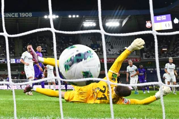 RSC Anderlecht v FC Dinamo Minsk - UEFA Europa League Play-off ANDERLECHT, BELGIUM - AUGUST 29 : Amuzu Francis midfielder of RSC Anderlecht scores a goal against Lapoukhov Fedor goalkeeper of Dinamo Minsk during the UEFA Europa League Qualifiers Play-off 2nd leg match between RSC Anderlecht and FC Dinamo Minsk on August 29, 2024 in Anderlecht, Belgium, 29 08 2024 Anderlecht Belgium  Copyright: xVincentxKalutx
