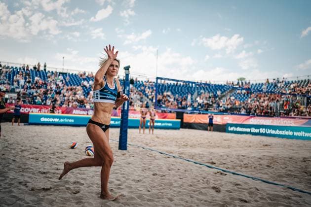 Beachvolleyball Frauen Allianz German Beach Tour Deutsche Beachvolleyball-Meisterschaft 2024 29.08.2024 Laura Ludwig läuft in die Arena ein Timmendorfer Strand Ahmann-Hager-Arena Schleswig-Holstein Deutschland