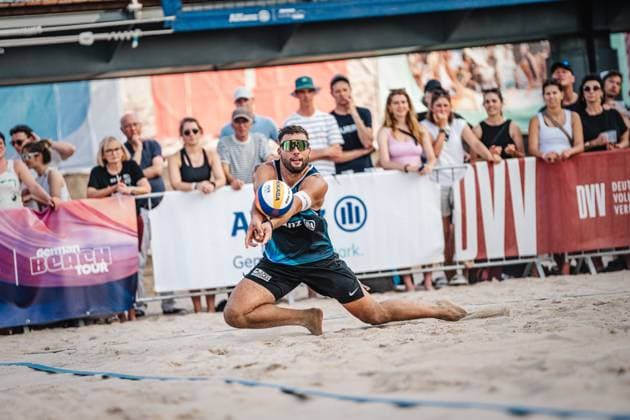 Beachvolleyball Frauen Allianz German Beach Tour Deutsche Beachvolleyball-Meisterschaft 2024 29.08.2024 Nico Wegner nimmt den Ball an Timmendorfer Strand Ahmann-Hager-Arena Schleswig-Holstein Deutschland