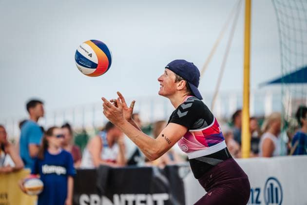 Beachvolleyball Frauen Allianz German Beach Tour Deutsche Beachvolleyball-Meisterschaft 2024 29.08.2024 Melanie Gernert beim Aufschlag Timmendorfer Strand Ahmann-Hager-Arena Schleswig-Holstein Deutschland