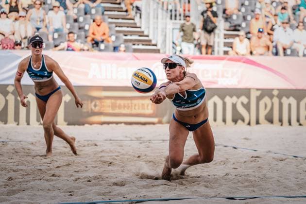Beachvolleyball Frauen Allianz German Beach Tour Deutsche Beachvolleyball-Meisterschaft 2024 29.08.2024 Karla Borger spielt den Ball Timmendorfer Strand Ahmann-Hager-Arena Schleswig-Holstein Deutschland