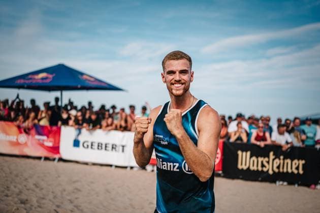Sport Bilder des Tages Beachvolleyball Männer Allianz German Beach Tour Deutsche Beachvolleyball-Meisterschaft 2024 29.08.2024 Luis Henrichs jubelt nach dem Sieg Timmendorfer Strand Ahmann-Hager-Arena Schleswig-Holstein Deutschland