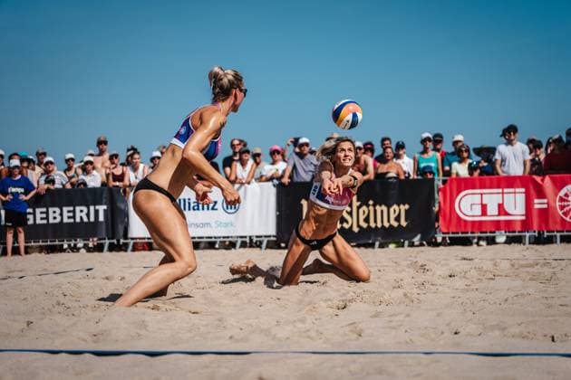 Beachvolleyball Frauen Allianz German Beach Tour Deutsche Beachvolleyball-Meisterschaft 2024 29.08.2024 Laura Ludwig nimmt den Ball an Timmendorfer Strand Ahmann-Hager-Arena Schleswig-Holstein Deutschland