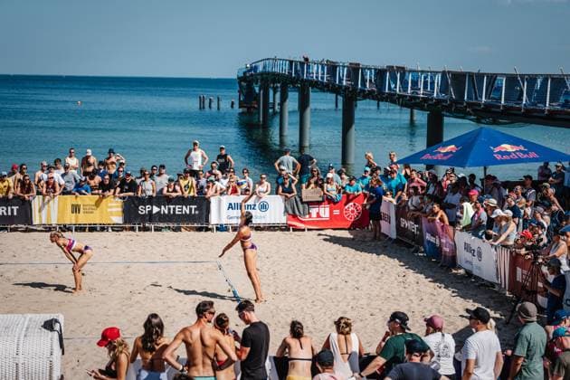 Beachvolleyball Frauen Allianz German Beach Tour Deutsche Beachvolleyball-Meisterschaft 2024 29.08.2024 Janne Uhl schlägt auf Timmendorfer Strand Ahmann-Hager-Arena Schleswig-Holstein Deutschland