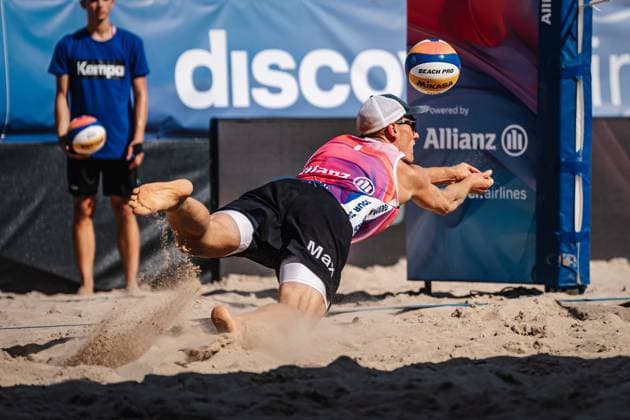 Beachvolleyball Männer Allianz German Beach Tour Deutsche Beachvolleyball-Meisterschaft 2024 29.08.2024 Max Just springt zum Ball Timmendorfer Strand Ahmann-Hager-Arena Schleswig-Holstein Deutschland