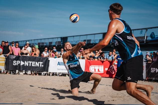 Beachvolleyball Männer Allianz German Beach Tour Deutsche Beachvolleyball-Meisterschaft 2024 29.08.2024 Luis Henrichs spielt den Ball Timmendorfer Strand Ahmann-Hager-Arena Schleswig-Holstein Deutschland