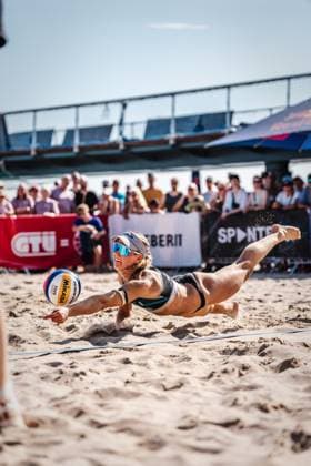 Beachvolleyball Frauen Allianz German Beach Tour Deutsche Beachvolleyball-Meisterschaft 2024 29.08.2024 Melanie Paul springt zum Ball Timmendorfer Strand Ahmann-Hager-Arena Schleswig-Holstein Deutschland