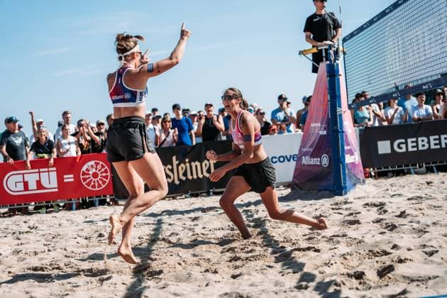 Beachvolleyball Frauen Allianz German Beach Tour Deutsche Beachvolleyball-Meisterschaft 2024 29.08.2024 v.l. Isabel Schneider und Kira Walkenhorst Timmendorfer Strand Ahmann-Hager-Arena Schleswig-Holstein Deutschland