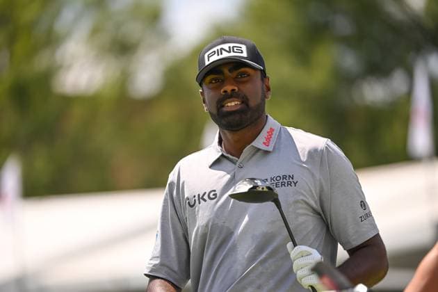 ATLANTA, GA - AUGUST 29: Sahith Theegala meeting off on the first tee during the first round of the 2024 FedExCup Playoffs Tour Championship on August 29, 2024 at East Lake Golf Club in Atlanta, Georgia. (Photo by John Adams Icon Sportswire) GOLF: AUG 29 PGA, Golf Herren FedExCup Playoffs - TOUR Championship EDITORIAL USE ONLY Icon240829146221