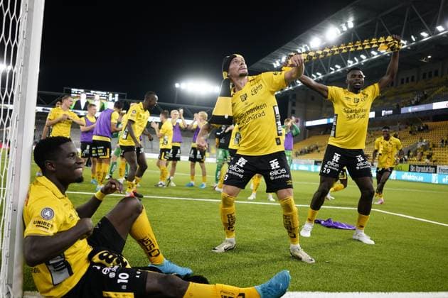 BORAS, SVERIGE 20240829 Elfsborgs Michael Badoo, malskytten Niklas Hult och Buhari Ibraim firar segern efter torsdagens kvalmatch till Europa League mellan IF Elfsborg och Molde FK pa Boras Arena. BORAS SVERIGE x9200x