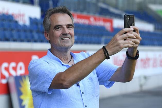 Fußball Regionalliga Staffel West Offizieller Fototermin MSV Duisburg am 28.08.2023 in der Schauinsland-Reisen-Arena in Duisburg Christian Stiefelhagen ( Vorstandsvorsitzender Duisburg ) mit Mobiltelefon Handy