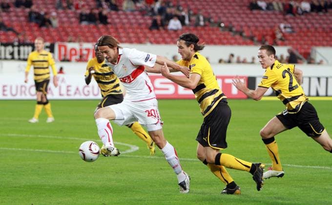 16.09.10 VfB Stuttgart - Young Boys Bern Deutschland, Stuttgart, 16.09.2010, Fussball, UEFA Europa League, VfB Stuttgart - Young Boys Bern (3:0): v.l. Christian Gentner (VfB Stuttgart), Francois Affolter (Young Boys Bern).