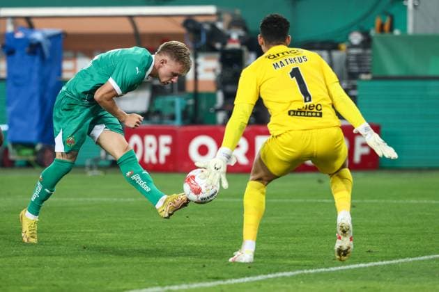 SOCCER - UEFA EL, Rapid vs Braga VIENNA,AUSTRIA,29.AUG.24 - SOCCER - UEFA Europa League, qualification, SK Rapid Wien vs Sporting Club de Braga. Image shows Isak Jansson (Rapid) and Matheus (Braga). Keywords: goal.  GEPAxpictures xArminxRauthner