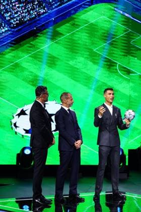 29th of August 2024 - UEFA CHAMPIONS LEAGUE KICK OFF 2024 2025 - DRAW LOTTERY WITH AI - FORUM GRIMALDI ronaldo (cristiano) receives a trophy by the UEFA president ceferin (aleksander) on the sight of pinto (pedro) MONACO MONACO Copyright: xSPORTPIXPRESSx xFREDxPORCUx
