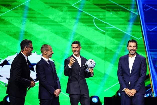 Sport Themen der Woche KW35 29th of August 2024 - UEFA CHAMPIONS LEAGUE KICK OFF 2024 2025 - DRAW LOTTERY WITH AI - FORUM GRIMALDI ronaldo (cristiano) happiness after he receives a trophy by the UEFA president ceferin (aleksander) on the sight of buffon (gianluigi) and pinto (pedro) MONACO MONACO Copyright: xSPORTPIXPRESSx xFREDxPORCUx