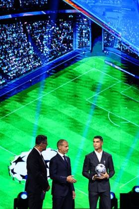 29th of August 2024 - UEFA CHAMPIONS LEAGUE KICK OFF 2024 2025 - DRAW LOTTERY WITH AI - FORUM GRIMALDI ronaldo (cristiano) receives a trophy by the UEFA president ceferin (aleksander) on the sight of pinto (pedro) MONACO MONACO Copyright: xSPORTPIXPRESSx xFREDxPORCUx