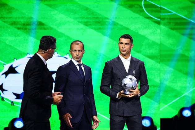 29th of August 2024 - UEFA CHAMPIONS LEAGUE KICK OFF 2024 2025 - DRAW LOTTERY WITH AI - FORUM GRIMALDI ronaldo (cristiano) receives a trophy by the UEFA president ceferin (aleksander) on the sight of pinto (pedro) MONACO MONACO Copyright: xSPORTPIXPRESSx xFREDxPORCUx
