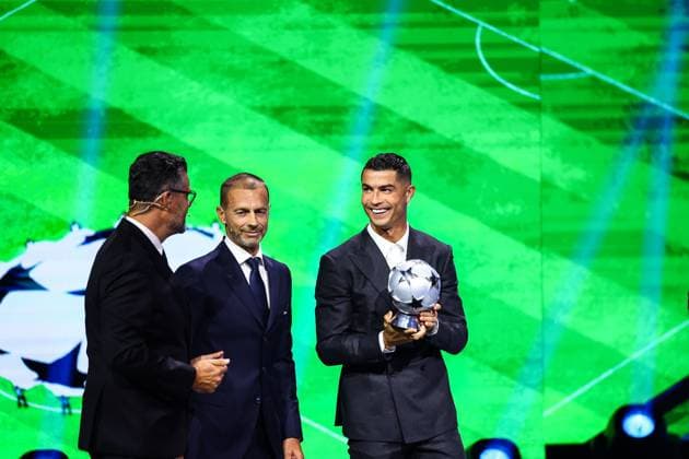 29th of August 2024 - UEFA CHAMPIONS LEAGUE KICK OFF 2024 2025 - DRAW LOTTERY WITH AI - FORUM GRIMALDI ronaldo (cristiano) happiness after he receives a trophy by the UEFA president ceferin (aleksander) on the sight of pinto (pedro) MONACO MONACO Copyright: xSPORTPIXPRESSx xFREDxPORCUx
