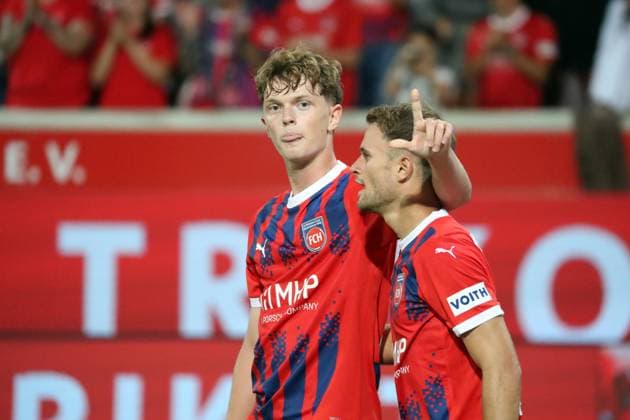 Sport Themen der Woche KW35 Sport Bilder des Tages 29.08.24 1. FC Heidenheim - BK Häcken Deutschland, Heidenheim, 29.08.2024, Fussball, Europa Conference League, Play-Offs, 1. FC Heidenheim - BK Häcken: v.l. Paul Wanner, Leonardo Scienza (beide 1. FC Heidenheim); Jubel Tor 2:2 Wanner. *** 29 08 24 1 FC Heidenheim BK Häcken Germany, Heidenheim, 29 08 2024, Football, Europa Conference League, Play Offs, 1 FC Heidenheim BK Häcken f l Paul Wanner, Leonardo Scienza both 1 FC Heidenheim Cheering Goal 2 2 Wanner