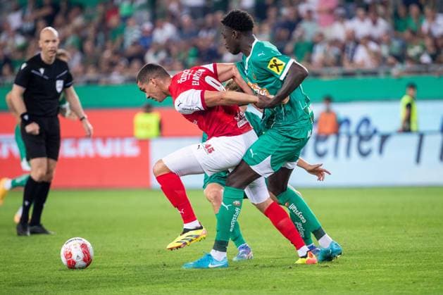 SOCCER - UEFA EL, Rapid vs Braga VIENNA,AUSTRIA,29.AUG.24 - SOCCER - UEFA Europa League, qualification, SK Rapid Wien vs Sporting Club de Braga. Image shows Amine El Ouazzani (Braga) and Serge-Philippe Raux-Yao (Rapid).  GEPAxpictures xPhilippxBrem