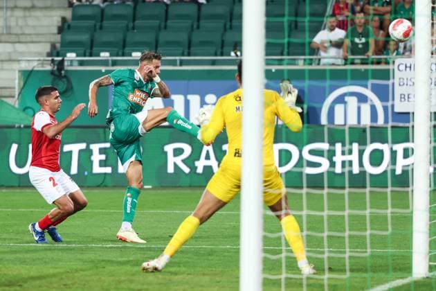 SOCCER - UEFA EL, Rapid vs Braga VIENNA,AUSTRIA,29.AUG.24 - SOCCER - UEFA Europa League, qualification, SK Rapid Wien vs Sporting Club de Braga. Image shows Victor Gomez (Braga), Guido Burgstaller (Rapid) and Matheus (Braga).  GEPAxpictures xArminxRauthner