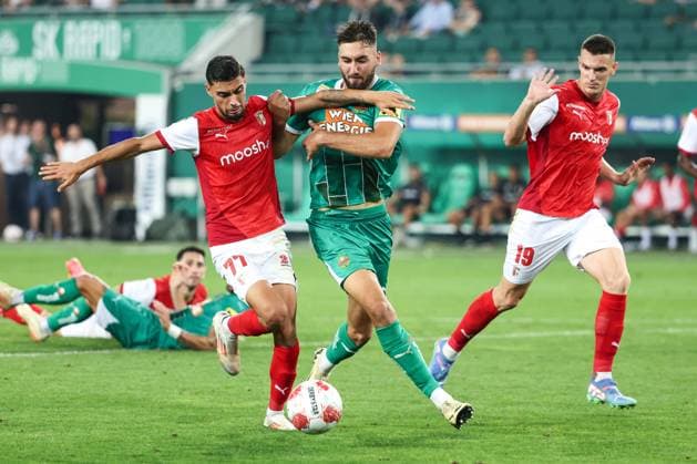 SOCCER - UEFA EL, Rapid vs Braga VIENNA,AUSTRIA,29.AUG.24 - SOCCER - UEFA Europa League, qualification, SK Rapid Wien vs Sporting Club de Braga. Image shows Gabri Martinez (Braga) and Dion Beljo (Rapid).  GEPAxpictures xArminxRauthner
