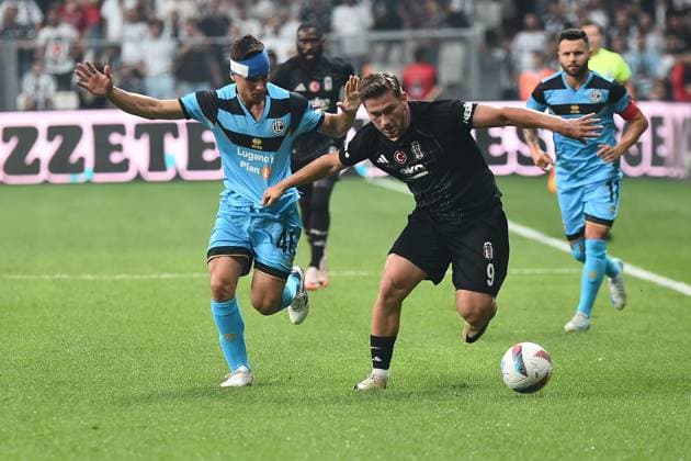 Semih Kilicsoy (R) of Besiktas and Mattia Zanotti (46) of Lugano battle for the ball during the UEFA Europa League Play-Offs Second Leg match between Besiktas and Lugano at Besiktas Park on August 29, 2024 in Istanbul, Turkey. Istanbul Turkey Copyright: xSeskimphotox Besiktas-Lugano_29824 (50)
