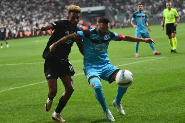 Gedson Fernandes (L) of Besiktas and Renato Steffen (11) of Lugano battle for the ball during the UEFA Europa League Play-Offs Second Leg match between Besiktas and Lugano at Besiktas Park on August 29, 2024 in Istanbul, Turkey. Istanbul Turkey Copyright: xSeskimphotox Besiktas-Lugano_29824 (62)