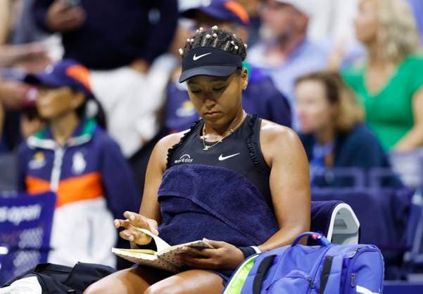 Sport Themen der Woche KW35 Sport Bilder des Tages Naomi Osaka flips through pages of a journal during a changeover in her match against Karolina Muchova in the second round in Arthur Ashe Stadium of the 2024 US Open Tennis Championships in at the USTA Billie Jean King National Tennis Center on Thursday, August 29, 2024 in New York City.  NYP20240829112 JOHNxANGELILLO