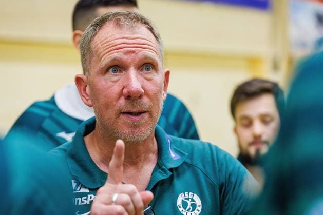Sport Bilder des Tages 29.08.2024, xovx, Handball Bundesliga Testspiel, HSG Wetzlar - TSV Bayer Dormagen Trainer Frank Carstens (HSG Wetzlar) nimmt sich seine Mannschaft in der Auszeit zur Brust. Wetzlar-Dutenhofen Sporthalle Hessen Deutschland (DE)