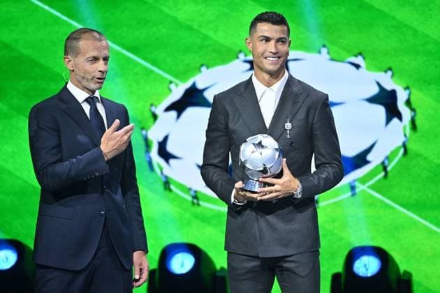 Sport Bilder des Tages Cristiano Ronaldo recoit le prix de meilleur buteur de tous les temps lors du tirage au sort UEFA pour la saison 2024 2025 au forum Grimaldi Ã Monaco Aleksander Ceferin, le prÃ sident de l UEFA, et Cristiano Ronaldo durant le tirage au sort des rencontres de la phase rÃ guliere de la Ligue des champions pour la saison 2024-2025 et remises du prix du meilleur buteur de tous les temps de l UEFA Champions League Ã Cristiano Ronaldo et du Prix du prÃ sident de l UEFA 2024 Ã Gianluigi Buffon, au Grimaldi Forum Ã Monaco, le 29 aoÃ»t 2024. Bruno Bebert Bestimage C.Ronaldo receives the award for all-time top scorer at the UEFA draw for the 2024 2025 season at the Grimaldi Forum in Monaco on august 29th 2024 Monaco Monaco  Copyright: xBrunoxBebertx xBestimagexBrunoxBebertx xBestimagex
