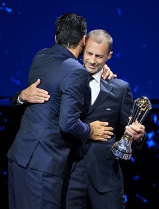 Cristiano Ronaldo recoit le prix de meilleur buteur de tous les temps lors du tirage au sort UEFA pour la saison 2024 2025 au forum Grimaldi Ã Monaco Gianluigi Buffon et Aleksander Ceferin, le prÃ sident de l UEFA, durant le tirage au sort des rencontres de la phase rÃ guliere de la Ligue des champions pour la saison 2024-2025 et remises du prix du meilleur buteur de tous les temps de l UEFA Champions League Ã Cristiano Ronaldo et du Prix du prÃ sident de l UEFA 2024 Ã Gianluigi Buffon, au Grimaldi Forum Ã Monaco, le 29 aoÃ»t 2024. Bruno Bebert Bestimage C.Ronaldo receives the award for all-time top scorer at the UEFA draw for the 2024 2025 season at the Grimaldi Forum in Monaco on august 29th 2024 Monaco Monaco  Copyright: xBrunoxBebertx xBestimagexBrunoxBebertx xBestimagex