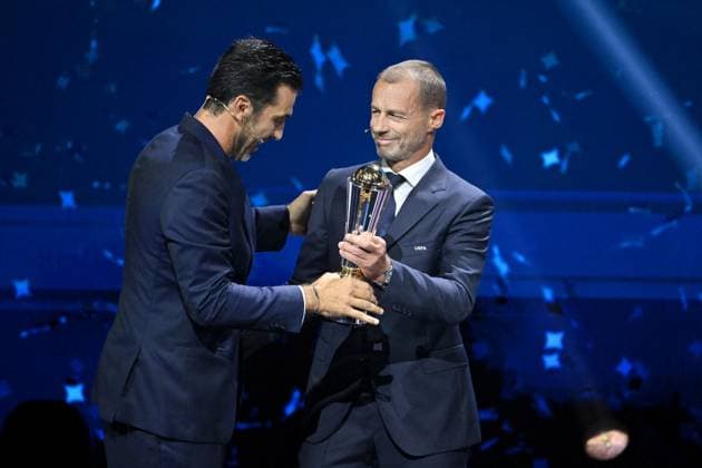 Cristiano Ronaldo recoit le prix de meilleur buteur de tous les temps lors du tirage au sort UEFA pour la saison 2024 2025 au forum Grimaldi Ã Monaco Gianluigi Buffon et Aleksander Ceferin, le prÃ sident de l UEFA, durant le tirage au sort des rencontres de la phase rÃ guliere de la Ligue des champions pour la saison 2024-2025 et remises du prix du meilleur buteur de tous les temps de l UEFA Champions League Ã Cristiano Ronaldo et du Prix du prÃ sident de l UEFA 2024 Ã Gianluigi Buffon, au Grimaldi Forum Ã Monaco, le 29 aoÃ»t 2024. Bruno Bebert Bestimage C.Ronaldo receives the award for all-time top scorer at the UEFA draw for the 2024 2025 season at the Grimaldi Forum in Monaco on august 29th 2024 Monaco Monaco  Copyright: xBrunoxBebertx xBestimagexBrunoxBebertx xBestimagex