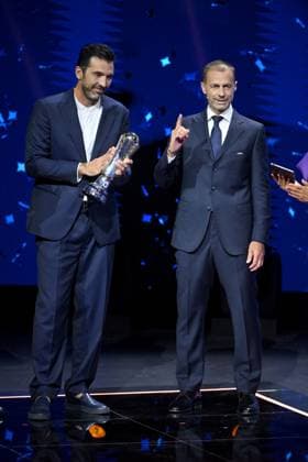 Cristiano Ronaldo recoit le prix de meilleur buteur de tous les temps lors du tirage au sort UEFA pour la saison 2024 2025 au forum Grimaldi Ã Monaco Gianluigi Buffon et Aleksander Ceferin, le prÃ sident de l UEFA, durant le tirage au sort des rencontres de la phase rÃ guliere de la Ligue des champions pour la saison 2024-2025 et remises du prix du meilleur buteur de tous les temps de l UEFA Champions League Ã Cristiano Ronaldo et du Prix du prÃ sident de l UEFA 2024 Ã Gianluigi Buffon, au Grimaldi Forum Ã Monaco, le 29 aoÃ»t 2024. Bruno Bebert Bestimage C.Ronaldo receives the award for all-time top scorer at the UEFA draw for the 2024 2025 season at the Grimaldi Forum in Monaco on august 29th 2024 Monaco Monaco  Copyright: xBrunoxBebertx xBestimagexBrunoxBebertx xBestimagex
