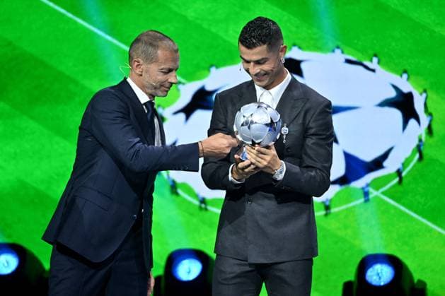 Cristiano Ronaldo recoit le prix de meilleur buteur de tous les temps lors du tirage au sort UEFA pour la saison 2024 2025 au forum Grimaldi Ã Monaco Aleksander Ceferin, le prÃ sident de l UEFA, et Cristiano Ronaldo durant le tirage au sort des rencontres de la phase rÃ guliere de la Ligue des champions pour la saison 2024-2025 et remises du prix du meilleur buteur de tous les temps de l UEFA Champions League Ã Cristiano Ronaldo et du Prix du prÃ sident de l UEFA 2024 Ã Gianluigi Buffon, au Grimaldi Forum Ã Monaco, le 29 aoÃ»t 2024. Bruno Bebert Bestimage C.Ronaldo receives the award for all-time top scorer at the UEFA draw for the 2024 2025 season at the Grimaldi Forum in Monaco on august 29th 2024 Monaco Monaco  Copyright: xBrunoxBebertx xBestimagexBrunoxBebertx xBestimagex