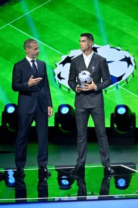 Cristiano Ronaldo recoit le prix de meilleur buteur de tous les temps lors du tirage au sort UEFA pour la saison 2024 2025 au forum Grimaldi Ã Monaco Aleksander Ceferin, le prÃ sident de l UEFA, et Cristiano Ronaldo durant le tirage au sort des rencontres de la phase rÃ guliere de la Ligue des champions pour la saison 2024-2025 et remises du prix du meilleur buteur de tous les temps de l UEFA Champions League Ã Cristiano Ronaldo et du Prix du prÃ sident de l UEFA 2024 Ã Gianluigi Buffon, au Grimaldi Forum Ã Monaco, le 29 aoÃ»t 2024. Bruno Bebert Bestimage C.Ronaldo receives the award for all-time top scorer at the UEFA draw for the 2024 2025 season at the Grimaldi Forum in Monaco on august 29th 2024 Monaco Monaco  Copyright: xBrunoxBebertx xBestimagexBrunoxBebertx xBestimagex