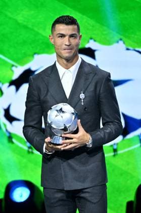 Cristiano Ronaldo recoit le prix de meilleur buteur de tous les temps lors du tirage au sort UEFA pour la saison 2024 2025 au forum Grimaldi Ã Monaco Cristiano Ronaldo durant le tirage au sort des rencontres de la phase rÃ guliere de la Ligue des champions pour la saison 2024-2025 et remises du prix du meilleur buteur de tous les temps de l UEFA Champions League Ã Cristiano Ronaldo et du Prix du prÃ sident de l UEFA 2024 Ã Gianluigi Buffon, au Grimaldi Forum Ã Monaco, le 29 aoÃ»t 2024. Bruno Bebert Bestimage C.Ronaldo receives the award for all-time top scorer at the UEFA draw for the 2024 2025 season at the Grimaldi Forum in Monaco on august 29th 2024 Monaco Monaco  Copyright: xBrunoxBebertx xBestimagexBrunoxBebertx xBestimagex
