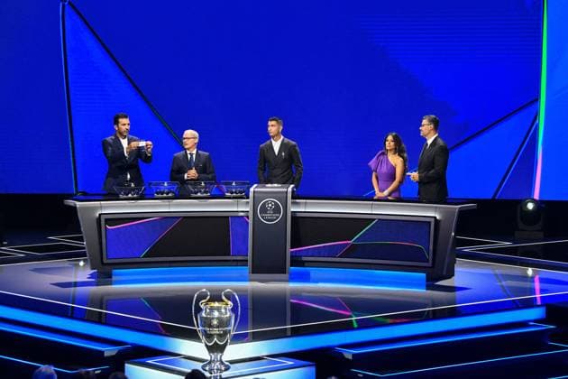 Cristiano Ronaldo recoit le prix de meilleur buteur de tous les temps lors du tirage au sort UEFA pour la saison 2024 2025 au forum Grimaldi Ã Monaco Gianluigi Buffon, Giorgio Marchetti, le vice secrÃ taire gÃ nÃ ral de l UEFA, Cristiano Ronaldo, Reshmin Chowdhury et Pedro Pinto, les prÃ sentateurs de la soirÃ e, durant le tirage au sort des rencontres de la phase rÃ guliere de la Ligue des champions pour la saison 2024-2025 et remises du prix du meilleur buteur de tous les temps de l UEFA Champions League Ã Cristiano Ronaldo et du Prix du prÃ sident de l UEFA 2024 Ã Gianluigi Buffon, au Grimaldi Forum Ã Monaco, le 29 aoÃ»t 2024. Bruno Bebert Bestimage C.Ronaldo receives the award for all-time top scorer at the UEFA draw for the 2024 2025 season at the Grimaldi Forum in Monaco on august 29th 2024 Monaco Monaco  Copyright: xBrunoxBebertx xBestimagexBrunoxBebertx xBestimagex