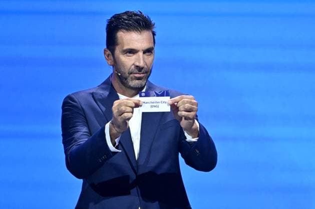 Cristiano Ronaldo recoit le prix de meilleur buteur de tous les temps lors du tirage au sort UEFA pour la saison 2024 2025 au forum Grimaldi Ã Monaco Gianluigi Buffon durant le tirage au sort des rencontres de la phase rÃ guliere de la Ligue des champions pour la saison 2024-2025 et remises du prix du meilleur buteur de tous les temps de l UEFA Champions League Ã Cristiano Ronaldo et du Prix du prÃ sident de l UEFA 2024 Ã Gianluigi Buffon, au Grimaldi Forum Ã Monaco, le 29 aoÃ»t 2024. Bruno Bebert Bestimage C.Ronaldo receives the award for all-time top scorer at the UEFA draw for the 2024 2025 season at the Grimaldi Forum in Monaco on august 29th 2024 Monaco Monaco  Copyright: xBrunoxBebertx xBestimagexBrunoxBebertx xBestimagex