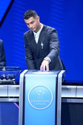 Cristiano Ronaldo recoit le prix de meilleur buteur de tous les temps lors du tirage au sort UEFA pour la saison 2024 2025 au forum Grimaldi Ã Monaco Cristiano Ronaldo durant le tirage au sort des rencontres de la phase rÃ guliere de la Ligue des champions pour la saison 2024-2025 et remises du prix du meilleur buteur de tous les temps de l UEFA Champions League Ã Cristiano Ronaldo et du Prix du prÃ sident de l UEFA 2024 Ã Gianluigi Buffon, au Grimaldi Forum Ã Monaco, le 29 aoÃ»t 2024. Bruno Bebert Bestimage C.Ronaldo receives the award for all-time top scorer at the UEFA draw for the 2024 2025 season at the Grimaldi Forum in Monaco on august 29th 2024 Monaco Monaco  Copyright: xBrunoxBebertx xBestimagexBrunoxBebertx xBestimagex