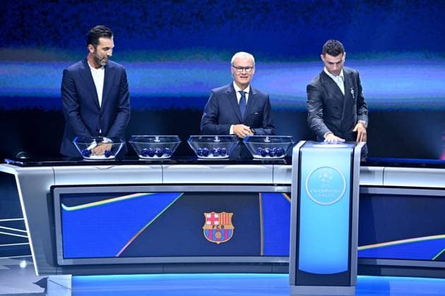 Cristiano Ronaldo recoit le prix de meilleur buteur de tous les temps lors du tirage au sort UEFA pour la saison 2024 2025 au forum Grimaldi Ã Monaco Gianluigi Buffon, Giorgio Marchetti, le vice secrÃ taire gÃ nÃ ral de l UEFA, et Cristiano Ronaldo durant le tirage au sort des rencontres de la phase rÃ guliere de la Ligue des champions pour la saison 2024-2025 et remises du prix du meilleur buteur de tous les temps de l UEFA Champions League Ã Cristiano Ronaldo et du Prix du prÃ sident de l UEFA 2024 Ã Gianluigi Buffon, au Grimaldi Forum Ã Monaco, le 29 aoÃ»t 2024. Bruno Bebert Bestimage C.Ronaldo receives the award for all-time top scorer at the UEFA draw for the 2024 2025 season at the Grimaldi Forum in Monaco on august 29th 2024 Monaco Monaco  Copyright: xBrunoxBebertx xBestimagexBrunoxBebertx xBestimagex