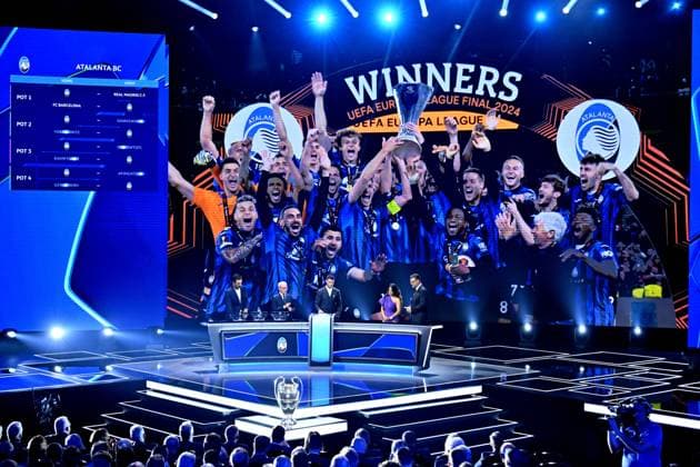Cristiano Ronaldo recoit le prix de meilleur buteur de tous les temps lors du tirage au sort UEFA pour la saison 2024 2025 au forum Grimaldi Ã Monaco Gianluigi Buffon, Giorgio Marchetti, le vice secrÃ taire gÃ nÃ ral de l UEFA, Cristiano Ronaldo, Reshmin Chowdhury et Pedro Pinto, les prÃ sentateurs de la soirÃ e, durant le tirage au sort des rencontres de la phase rÃ guliere de la Ligue des champions pour la saison 2024-2025 et remises du prix du meilleur buteur de tous les temps de l UEFA Champions League Ã Cristiano Ronaldo et du Prix du prÃ sident de l UEFA 2024 Ã Gianluigi Buffon, au Grimaldi Forum Ã Monaco, le 29 aoÃ»t 2024. Bruno Bebert Bestimage C.Ronaldo receives the award for all-time top scorer at the UEFA draw for the 2024 2025 season at the Grimaldi Forum in Monaco on august 29th 2024 Monaco Monaco  Copyright: xBrunoxBebertx xBestimagexBrunoxBebertx xBestimagex