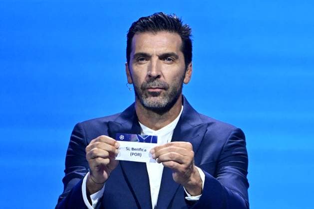 Cristiano Ronaldo recoit le prix de meilleur buteur de tous les temps lors du tirage au sort UEFA pour la saison 2024 2025 au forum Grimaldi Ã Monaco Gianluigi Buffon durant le tirage au sort des rencontres de la phase rÃ guliere de la Ligue des champions pour la saison 2024-2025 et remises du prix du meilleur buteur de tous les temps de l UEFA Champions League Ã Cristiano Ronaldo et du Prix du prÃ sident de l UEFA 2024 Ã Gianluigi Buffon, au Grimaldi Forum Ã Monaco, le 29 aoÃ»t 2024. Bruno Bebert Bestimage C.Ronaldo receives the award for all-time top scorer at the UEFA draw for the 2024 2025 season at the Grimaldi Forum in Monaco on august 29th 2024 Monaco Monaco  Copyright: xBrunoxBebertx xBestimagexBrunoxBebertx xBestimagex