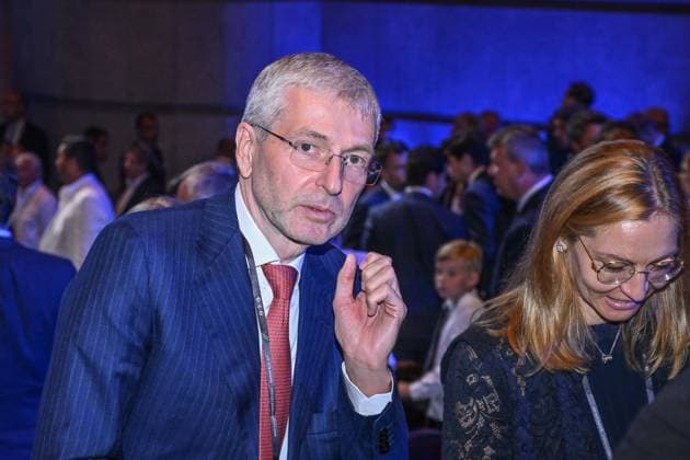 Cristiano Ronaldo recoit le prix de meilleur buteur de tous les temps lors du tirage au sort UEFA pour la saison 2024 2025 au forum Grimaldi Ã Monaco Dmitry Rybolovlev, le prÃ sident de l A.S.M., durant le tirage au sort des rencontres de la phase rÃ guliere de la Ligue des champions pour la saison 2024-2025 et remises du prix du meilleur buteur de tous les temps de l UEFA Champions League Ã Cristiano Ronaldo et du Prix du prÃ sident de l UEFA 2024 Ã Gianluigi Buffon, au Grimaldi Forum Ã Monaco, le 29 aoÃ»t 2024. Bruno Bebert Bestimage C.Ronaldo receives the award for all-time top scorer at the UEFA draw for the 2024 2025 season at the Grimaldi Forum in Monaco on august 29th 2024 Monaco Monaco  Copyright: xBrunoxBebertx xBestimagexBrunoxBebertx xBestimagex
