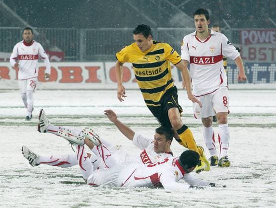 01.12.10 Young Boys Bern - VfB Stuttgart Schweiz, Bern, 01.12.2010, Fussball, UEFA Europa League, Young Boys Bern - VfB Stuttgart (4:2): v.l. David Degen (Young Boys Bern), Ermin Bicakcic, Cristian Molinaro (beide VfB Stuttgart).