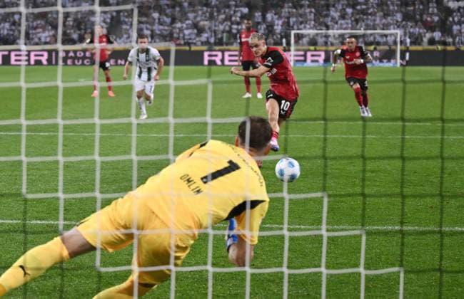 Florian Wirtz (Bayer 04 Leverkusen) verwandelt gegen Torwart Jonas Omlin (Borussia Moenchengladbach) den Elfmeter zum 2:3 Siegtreffer 23.08.2024, Fussball 1. Bundesliga, 1. Spieltag, Saison 2024 2025 Borussia Mönchengladbach - Bayer 04 Leverkusen 2:3 Moenchengladbach Borussia Park Nordrhein Westfalen Deutschland