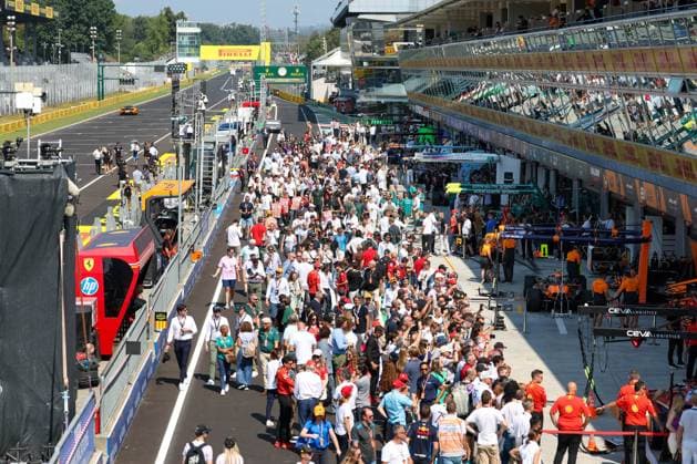 Viele Gaeste und VIPs in der Boxengasse, 1 Freies Training, Grosser Preis von Italien, Motorsport, Herren, Formel 1, 30.08.2024 Monza Lombardei Italien